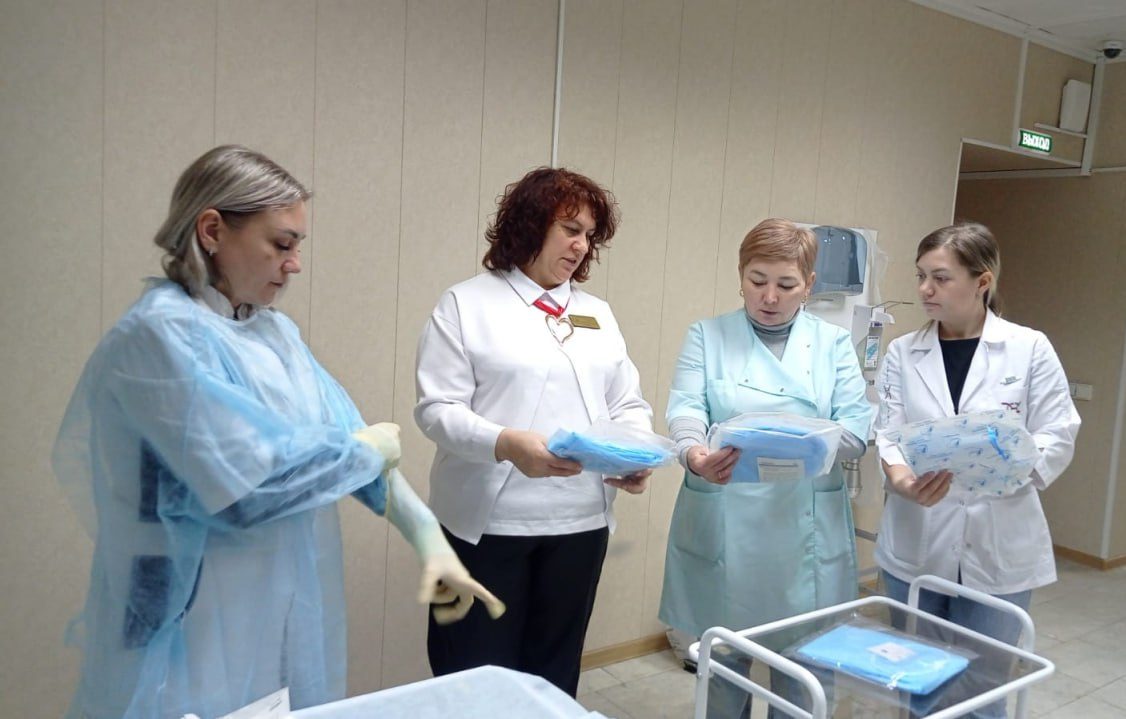 19 ноября 2025 года в ЦПК РЗ состоялся мастер-класс «Надевание стерильного одноразового халата и стерильных перчаток»